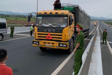 Khống chế đối tượng ngáo đá cầm dao dọa chém người trên cao tốc