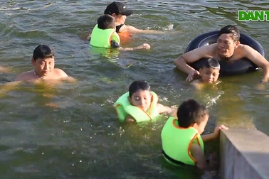 Người dân ngoại thành Hà Nội đổ ra "bể bơi" rộng 7.000 m2 tắm giải nhiệt