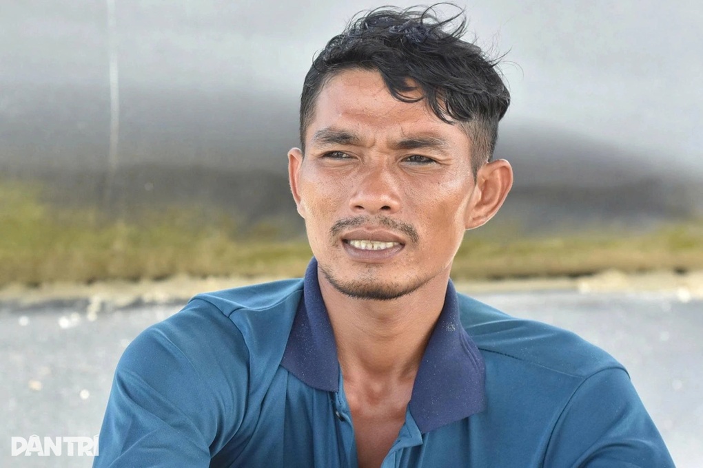Bất lực nhìn 3 bạn thuyền bị sóng cuốn mất hút - 2 Bất lực nhìn 3 bạn thuyền bị sóng cuốn mất hút - 2