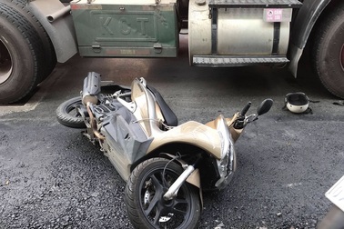 Thắng gấp, xe máy cùng người đàn ông lọt vào gầm container, tử vong