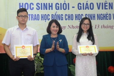 Bình Định: Tôn vinh giáo viên giỏi, trao học bổng tiếp sức cho học sinh nghèo