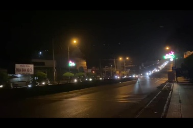 Cảm động hình ảnh CSGT ngày đêm dẫn đường đoàn xe về quê tránh dịch