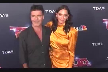 Simon Cowell đẹp đôi bên bạn gái