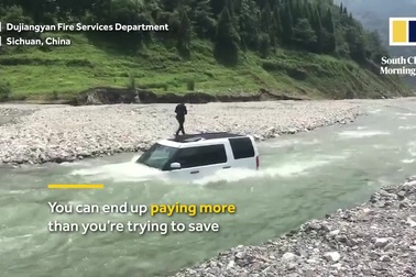 Lao ô tô xuống sông để rửa xe cho tiết kiệm, anh chàng suýt bị lũ cuốn trôi