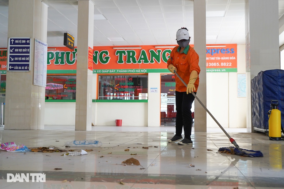 Hà Nội: Bến xe khách tất bật dọn dẹp, khử khuẩn, sẵn sàng đón khách - 3 Hà Nội: Bến xe khách tất bật dọn dẹp, khử khuẩn, sẵn sàng đón khách - 3