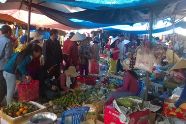 Nhộn nhịp phiên chợ ngày cuối năm 