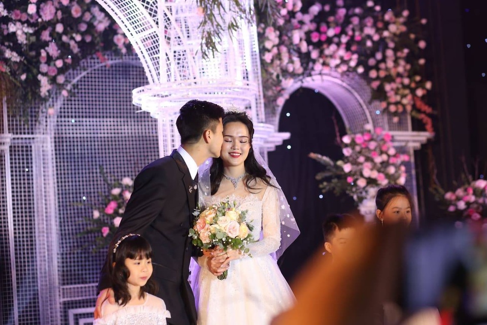 Ánh mắt tình bể bình Duy Mạnh dành cho cô dâu khiến bao fan nữ hâm mộ - 2 Ánh mắt tình bể bình Duy Mạnh dành cho cô dâu khiến bao fan nữ hâm mộ - 2