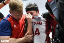 Giọt nước mắt sau tấm HCV lịch sử của tuyển bóng rổ nữ Việt Nam