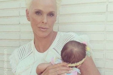 Người mẫu 55 tuổi nhanh chóng lấy lại dáng sau khi sinh con