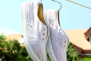 Mẹo nhỏ đánh bay vết bẩn trên giày vải trắng