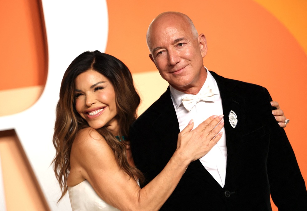 Nữ MC bốc lửa có gì khiến tỷ phủ giàu thứ 3 thế giới Jeff Bezos say mê?