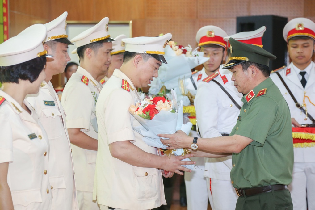 Thiếu tướng Đinh Văn Nơi trao quyết định thăng cấp bậc hàm cho cán bộ - 1 Thiếu tướng Đinh Văn Nơi trao quyết định thăng cấp bậc hàm cho cán bộ - 1