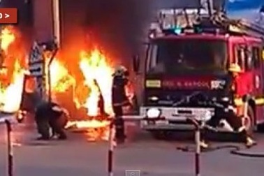 Lính cứu hoả lúng túng, ô tô bốc cháy dữ dội