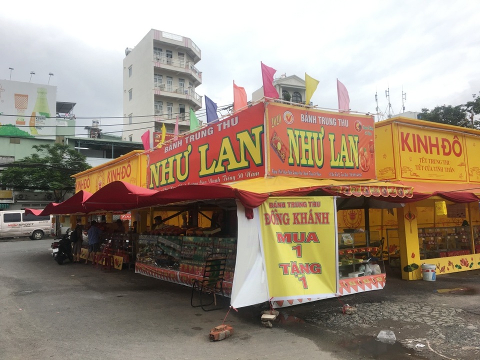 Bánh Trung thu tấp nập “xả hàng”, khắp nơi treo biển “mua 1 tặng 1” - 1 Bánh Trung thu tấp nập “xả hàng”, khắp nơi treo biển “mua 1 tặng 1” - 1