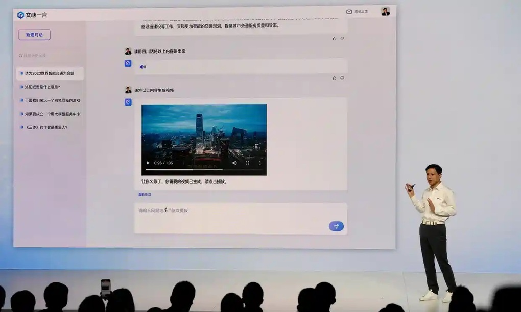 Nhà đồng sáng lập và CEO Baidu Lý Ngạn Hoành giới thiệu Ernie Bot, nhưng không thực hiện bất kỳ màn tương tác trực tiếp nào với chatbot này (Ảnh: AP). Nhà đồng sáng lập và CEO Baidu Lý Ngạn Hoành giới thiệu Ernie Bot, nhưng không thực hiện bất kỳ màn tương tác trực tiếp nào với chatbot này (Ảnh: AP).