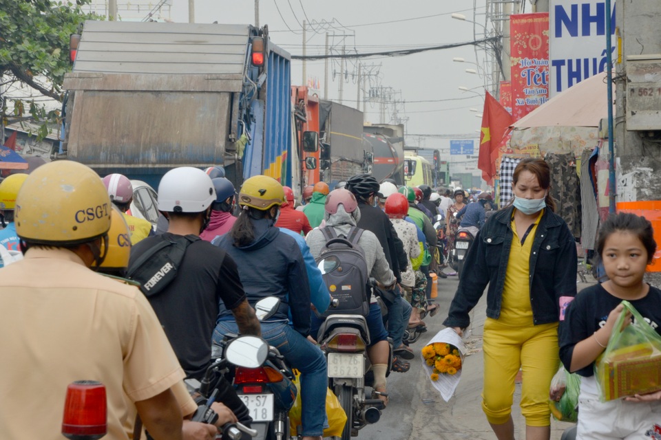 Người Sài Gòn tấp nập đi tảo mộ, quốc lộ kẹt cứng - 3 Người Sài Gòn tấp nập đi tảo mộ, quốc lộ kẹt cứng - 3