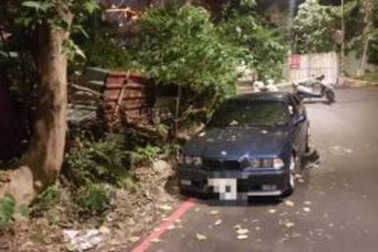 Chết ngạt vì đóng kín cửa, mây mưa trong BMW