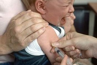 Cho trẻ uống 1 thìa nước đường trước khi tiêm vắc-xin