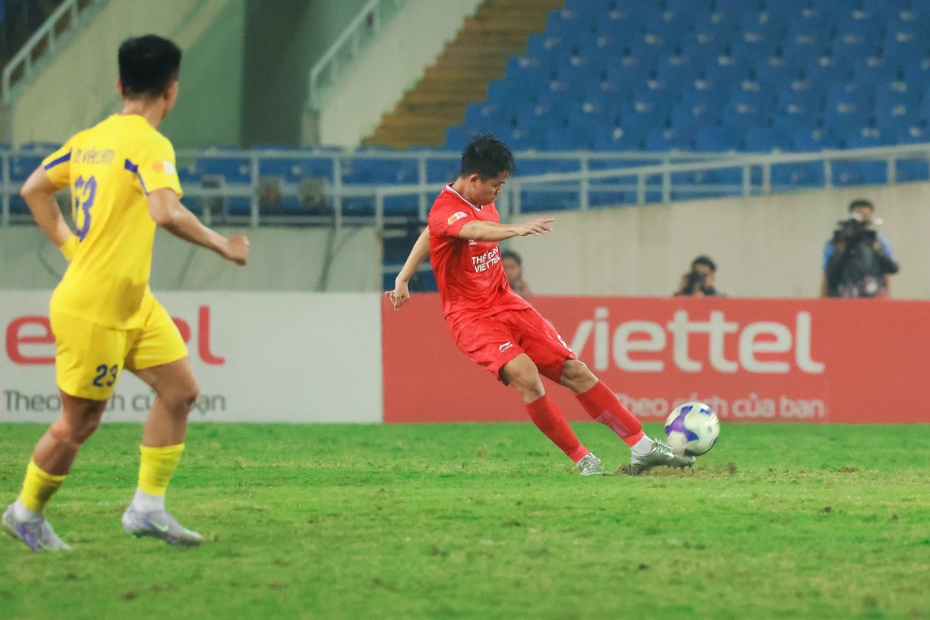 Siêu phẩm khó tin từ giữa sân ở V-League, được ví như bàn thắng của Beckham - 2 Siêu phẩm khó tin từ giữa sân ở V-League, được ví như bàn thắng của Beckham - 2