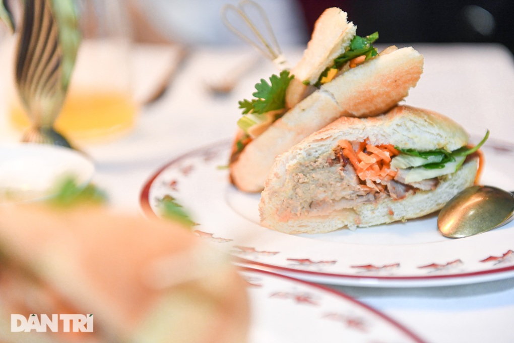 Cận cảnh chiếc bánh mì giá 260.000 đồng ở Hà Nội - 2 Cận cảnh chiếc bánh mì giá 260.000 đồng ở Hà Nội - 2