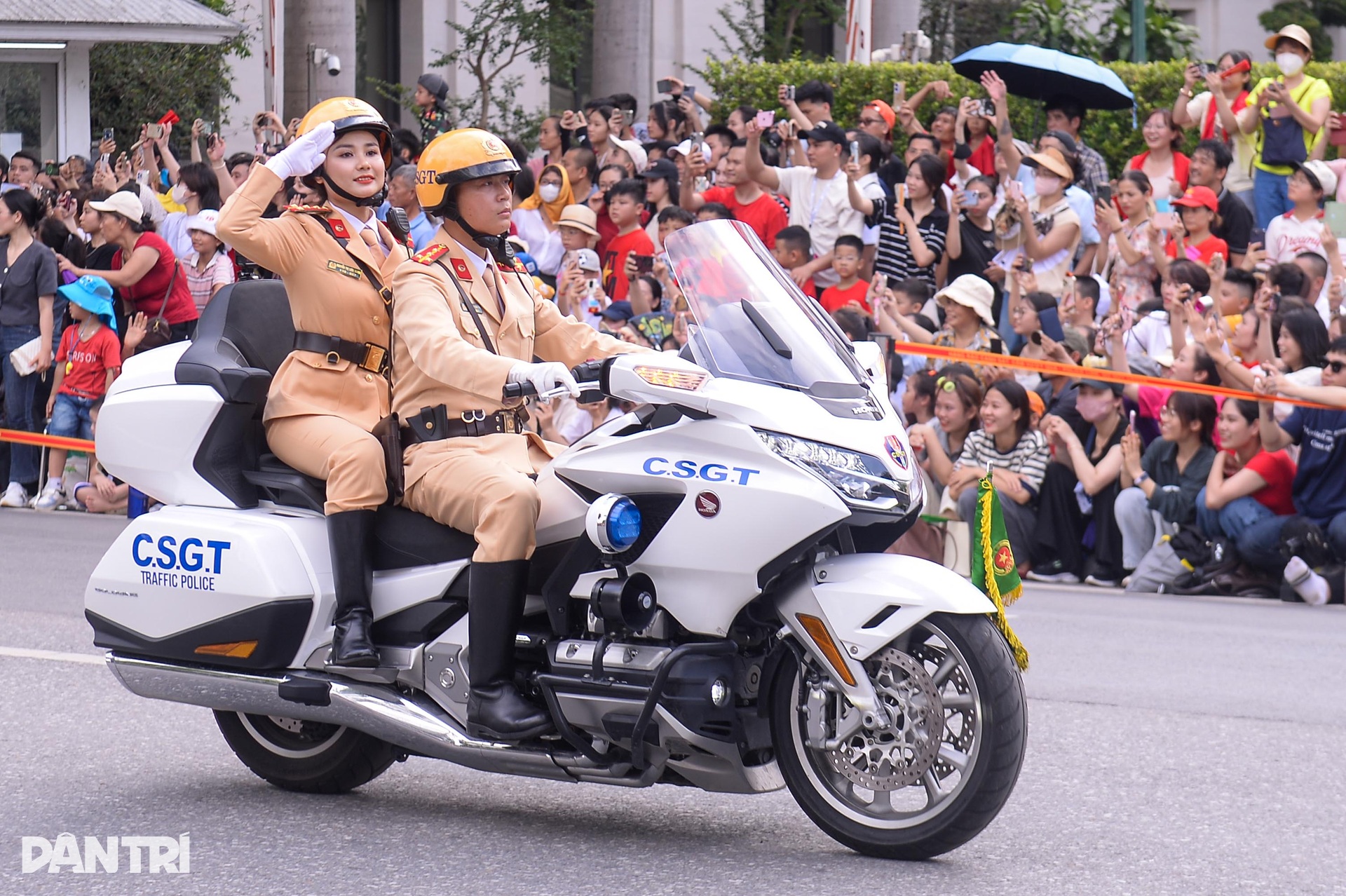 Những bóng hồng rạng rỡ trong Ngày hội vì Thủ đô bình yên - 5 Những bóng hồng rạng rỡ trong Ngày hội vì Thủ đô bình yên - 5