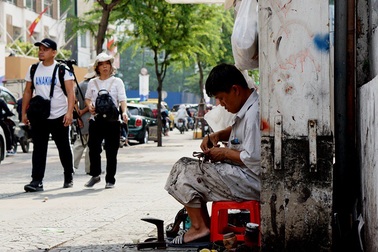 Những người quanh năm "làm đẹp" cho đôi chân người khác