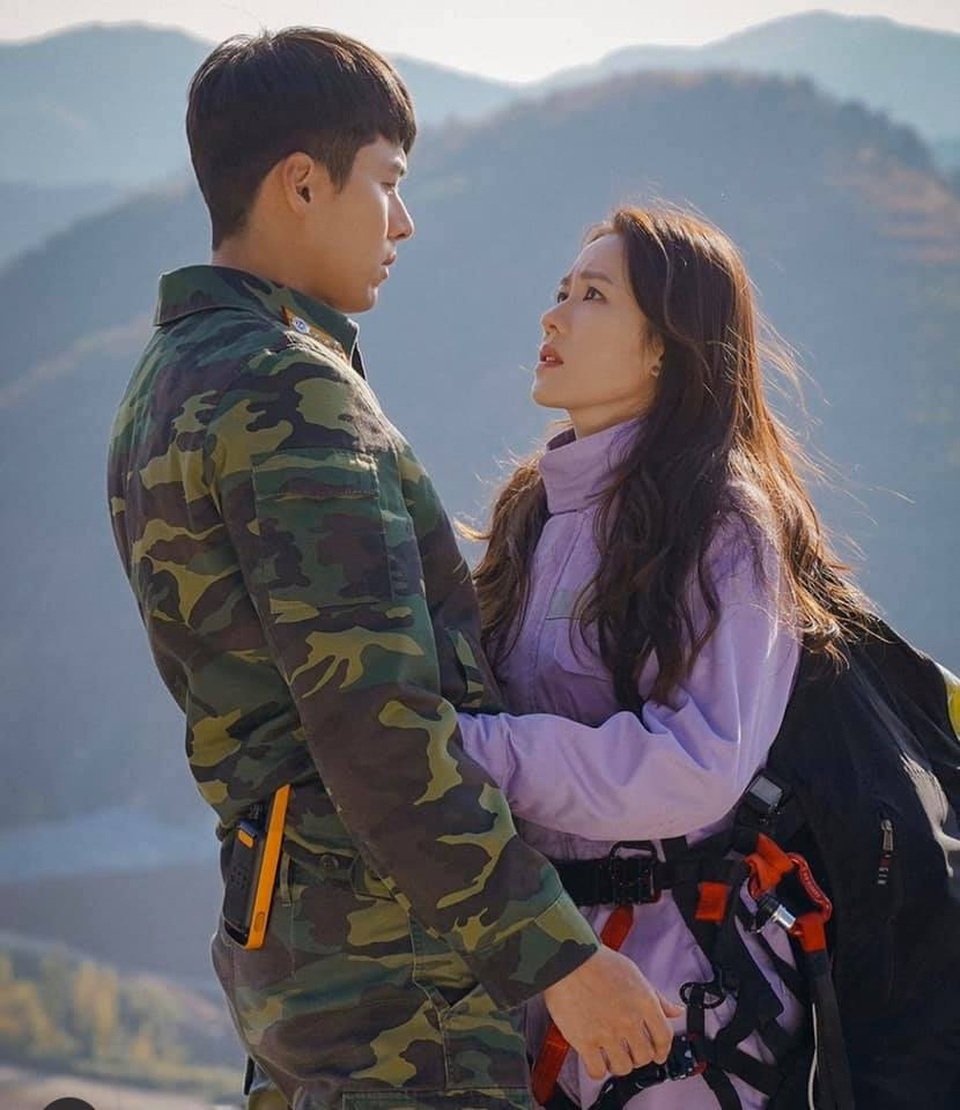 Hyun Bin ôm Son Ye Jin tại tiệc ăn mừng “Hạ cánh nơi anh” kết thúc - 5 Hyun Bin ôm Son Ye Jin tại tiệc ăn mừng “Hạ cánh nơi anh” kết thúc - 5