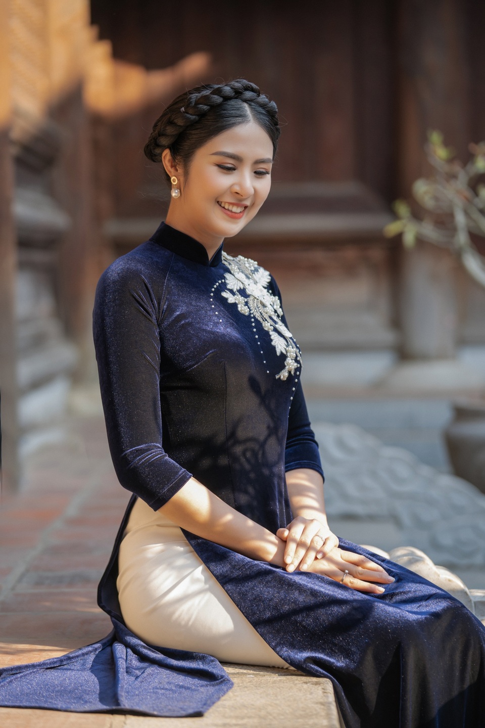 Hoa hậu Ngọc Hân mặc áo dài, dạo Văn Miếu ngày đầu năm - 15 Hoa hậu Ngọc Hân mặc áo dài, dạo Văn Miếu ngày đầu năm - 15