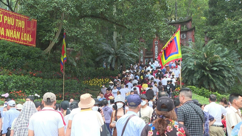 Công an cứu bà cụ 77 tuổi bị ngất xỉu khi đi lễ Đền Hùng - 3 Công an cứu bà cụ 77 tuổi bị ngất xỉu khi đi lễ Đền Hùng - 3