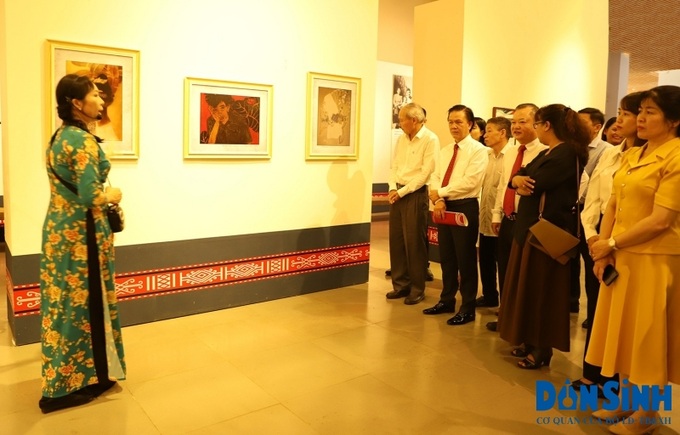 Khách tham quan chuyên đề “Đồng điệu và sáng tạo: Phiên bản tranh nghệ thuật của các họa sĩ nữ”