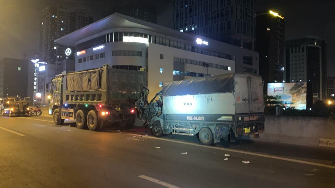 Hai xe tải đâm nhau, 3 người mắc kẹt, một người tử vong - 1