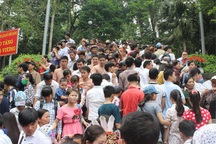 "Đu cây", leo dốc, chen lấn nghẹt thở tại lễ hội Đền Hùng