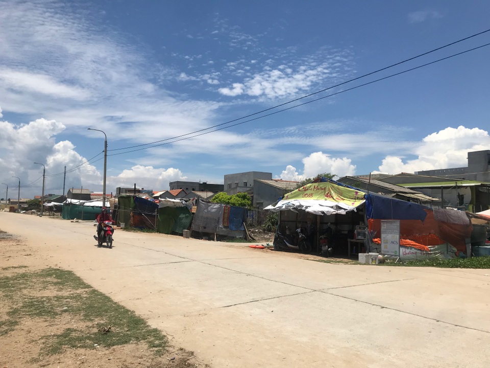 Làng chài tỷ phú bị cuốn phăng ra biển cùng món nợ khổng lồ! - 1 Làng chài tỷ phú bị cuốn phăng ra biển cùng món nợ khổng lồ! - 1