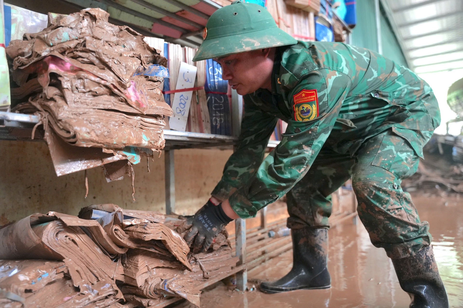Quân đội và công an sát cánh cùng nhân dân trong cơn lũ lịch sử - 12 Quân đội và công an sát cánh cùng nhân dân trong cơn lũ lịch sử - 12