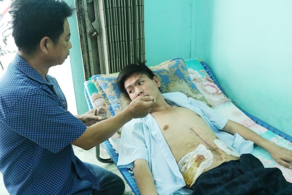 Chàng trai trẻ nghẹn ngào cầu mong nhà hảo tâm dang tay cứu giúp - 2 Chàng trai trẻ nghẹn ngào cầu mong nhà hảo tâm dang tay cứu giúp - 2