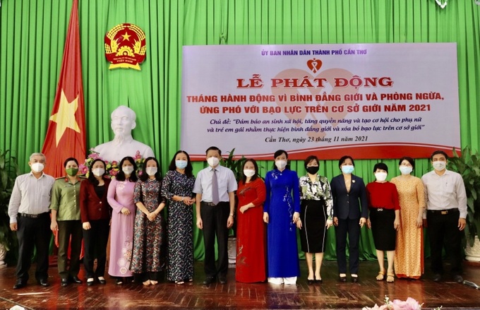 Đến dự và chỉ đạo lễ phát động tại điểm cầu Hội trường UBND thành phố Cần Thơ có: Ông Dương Tấn Hiển - Ủy viên Ban Thường vụ Thành ủy, Phó Chủ tịch thường trực UBND thành phố, Trưởng Ban Vì sự tiến bộ của phụ nữ (VSTBCPN); bà Trần Thị Xuân Mai - Ủy viên UBNDTP, Giám đốc Sở LĐ-TB&XH, Phó Trưởng Ban thường trực Ban VSTBCPN; bà Võ Kim Thoa - Thành ủy viên, Chủ tịch Hội LHPN, Phó Trưởng Ban VSTBCPN; các đại biểu từ các sở, ban ngành có liên quan.