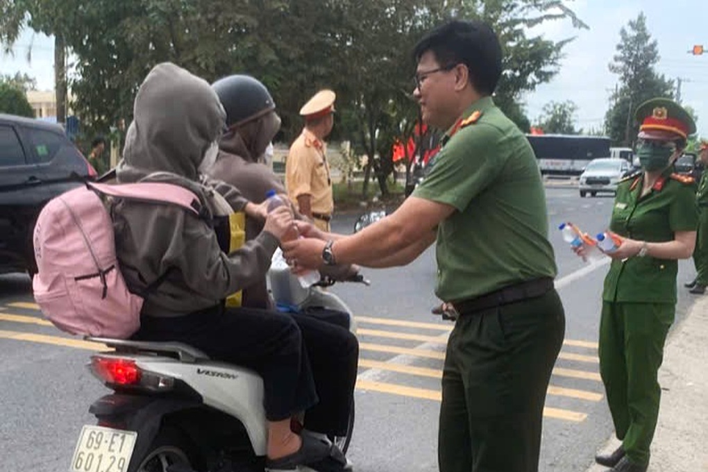 CSGT tặng nước uống, chia sẻ yêu thương với người dân về quê đón Tết - 2 CSGT tặng nước uống, chia sẻ yêu thương với người dân về quê đón Tết - 2