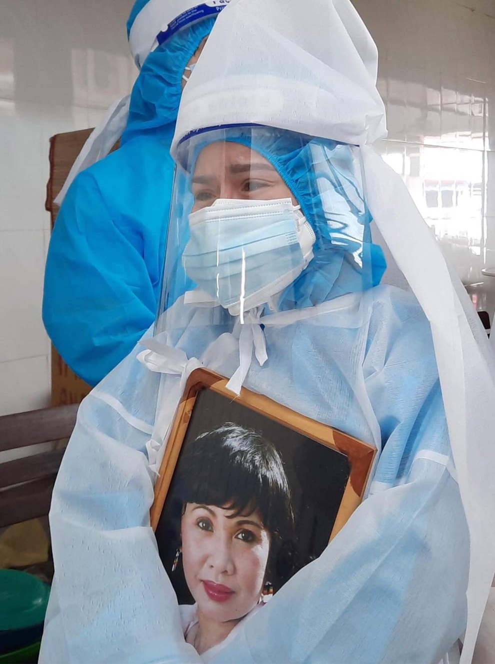 Việt Hương tất tả lúc nửa đêm giúp Bình Tinh lo tang lễ cho mẹ Bạch Mai - 4