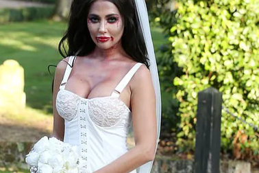 Yazmin Oukhellou hóa trang thành cô dâu bốc lửa