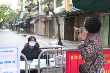 Cảnh vắng lặng trên những tuyến phố Hà Nội "cách ly" vì Covid-19