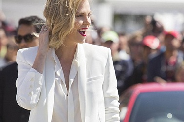 Minh tinh giành giải Oscar đẹp như mộng với tông màu trắng