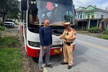 Tài xế xe khách đi ngược chiều trên quốc lộ bị phạt 19 triệu đồng