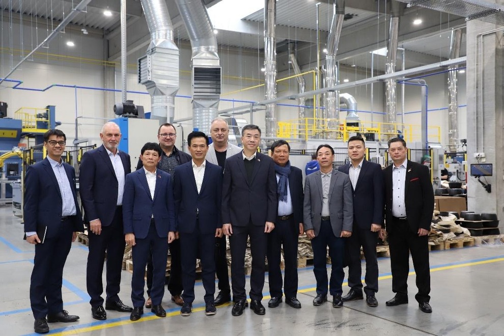 Đoàn Đại sứ quán Việt Nam tại Séc thăm nhà máy của Tập đoàn Elmich châu Âu - 1