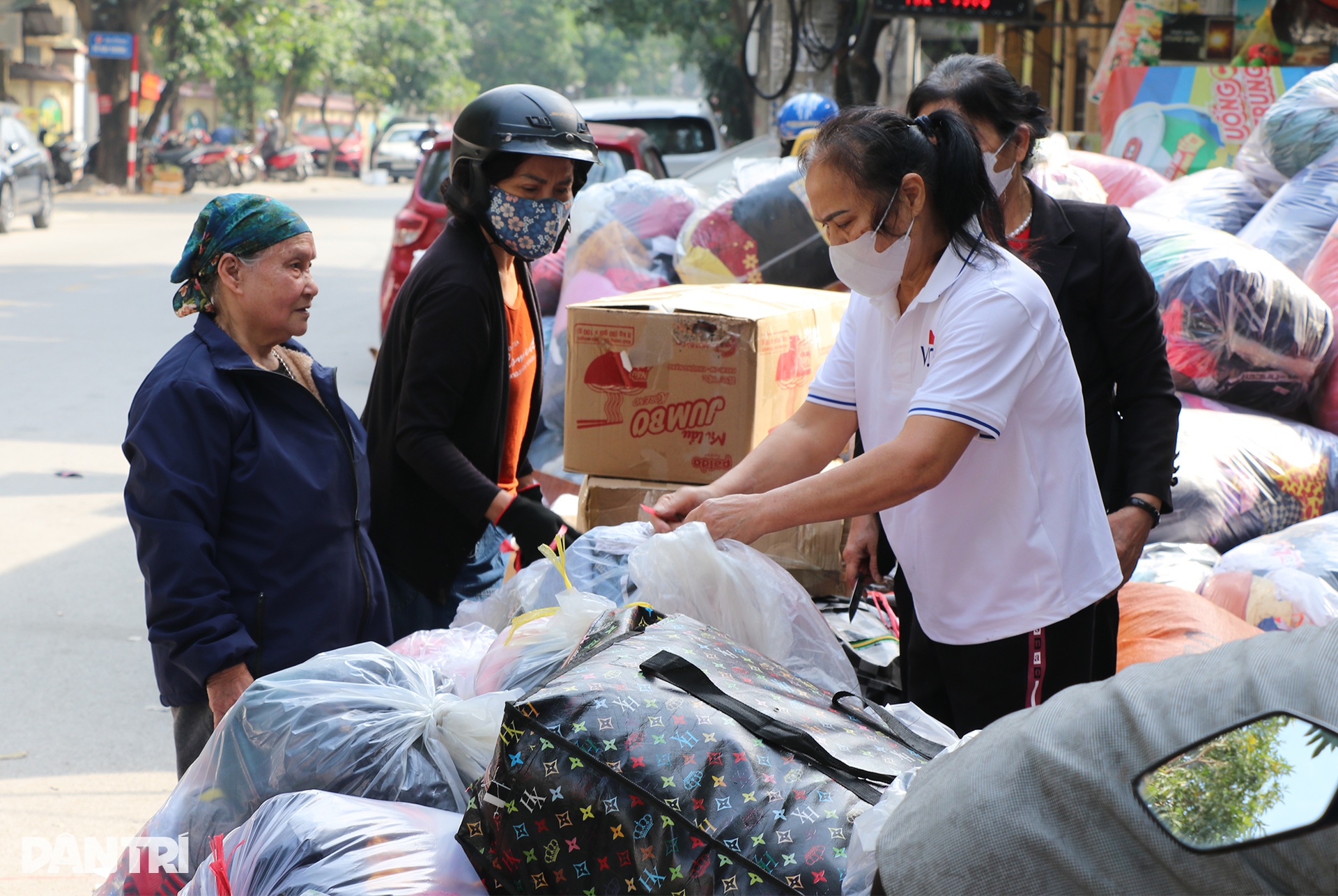 Tiểu thương đóng cửa hàng, bệnh nhân ung thư quên mệt cứu trợ vùng lũ - 9