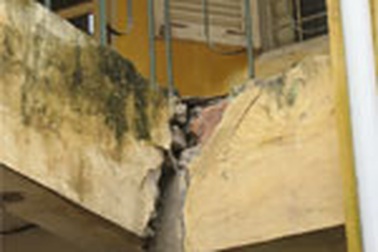 Hà Nội: Nhiều phòng học “há miệng” chờ sập