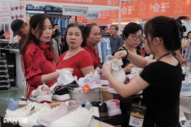 Hội chợ Mùa Thu: Khách săn hàng giảm giá 70%, doanh nghiệp trúng lớn
