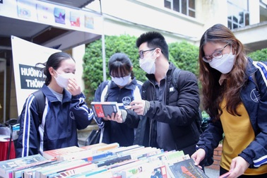 "Mỗi thanh niên một cuốn sách làm bạn"