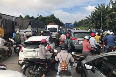 Cầu Phú Mỹ ùn tắc nghiêm trọng do xe đầu kéo chết máy