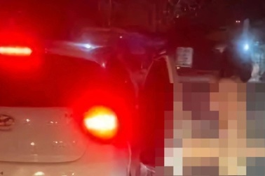 Vụ người phụ nữ rơi khỏi ô tô đang chạy trên đường: Quá say nên tự lột đồ?