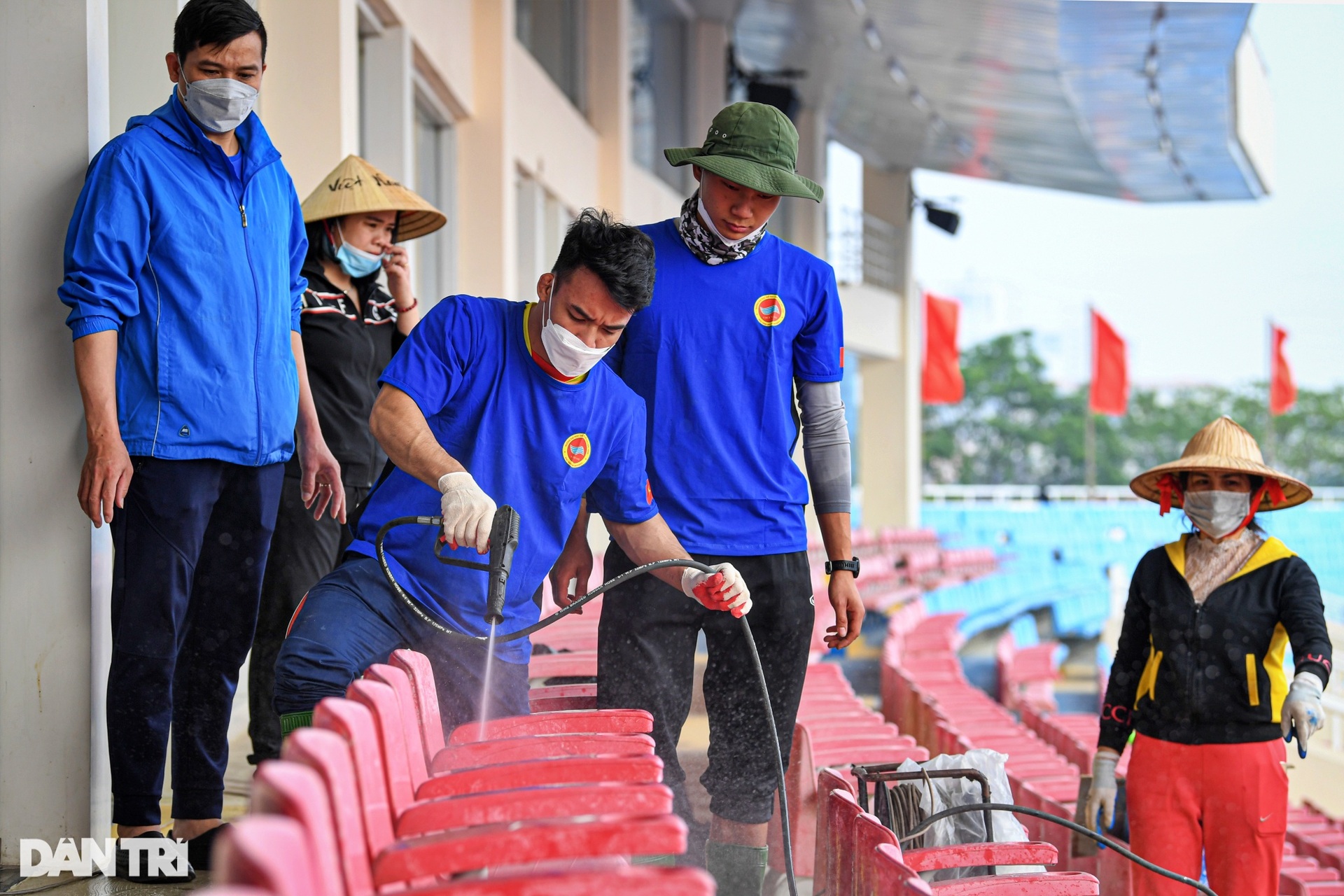 Hơn 100 tình nguyện viên khẩn trương vệ sinh thay áo mới cho sân Mỹ Đình - 7 Hơn 100 tình nguyện viên khẩn trương vệ sinh thay áo mới cho sân Mỹ Đình - 7